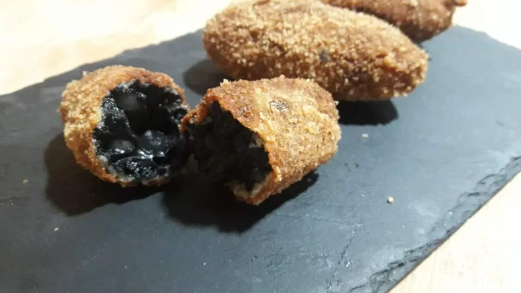 croqueta de calamar en su tinta sin gluten